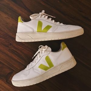 VEJA V-10 Sneakers in Extra White /Jaune Fluo (Neon Yellow) Size US Men's 9